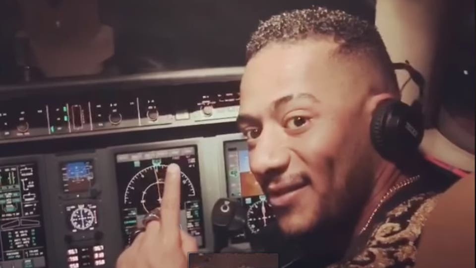 الطيار المصري المفصول يكشف.. محمد رمضان ما سألش فيه!