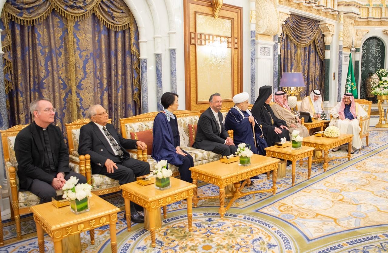 الإعلان رسمياً عن بدء التطبيع بين الرياض وتل ابيب والملك سلمان يستقبل حاخاماً إسرائيلياً