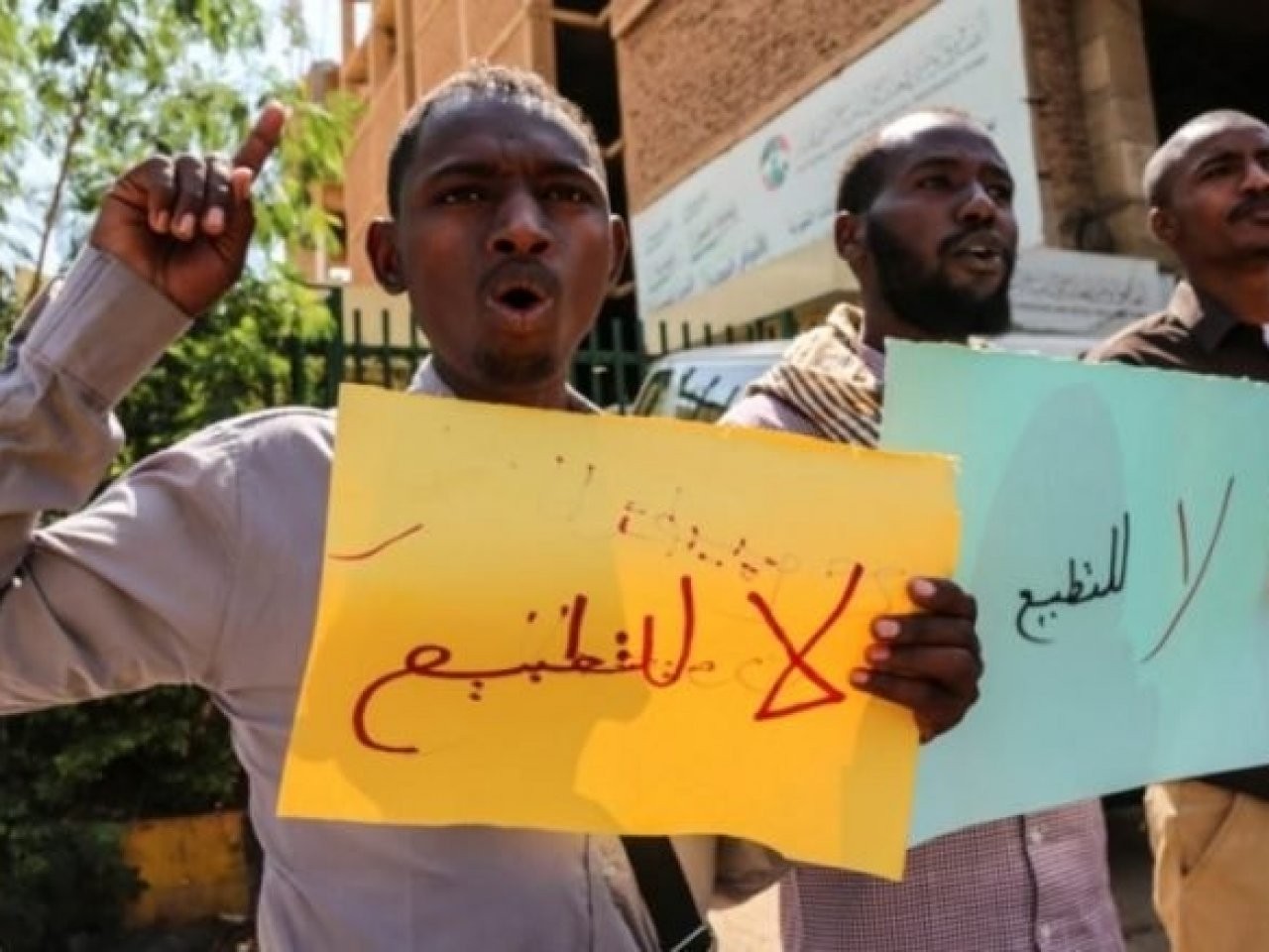 أهلنا في السودان يرفضون التطبيع, وسيطيحون بطغمة البرهان\أسعد العزوني