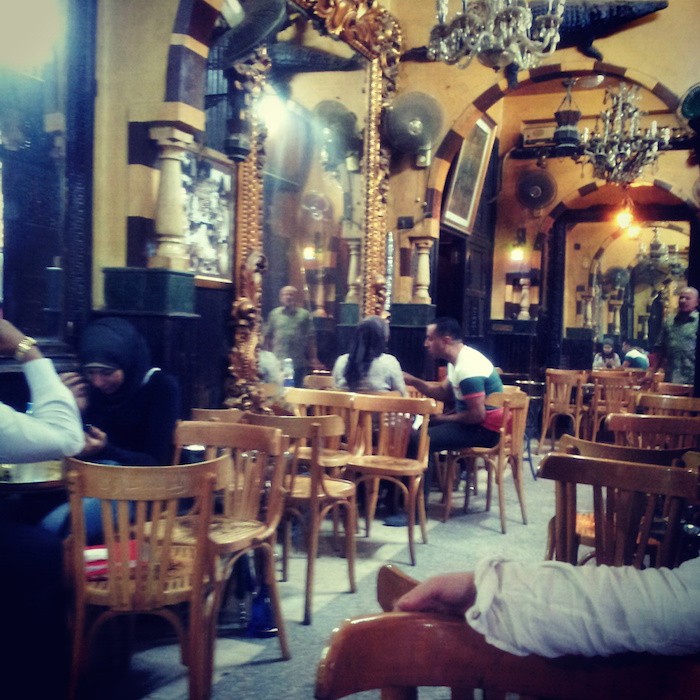خلافاً للتعليمات للحد من انتشار الكرونا, الأمن المصري يقتحم شقة والسبب.. ,فيديو