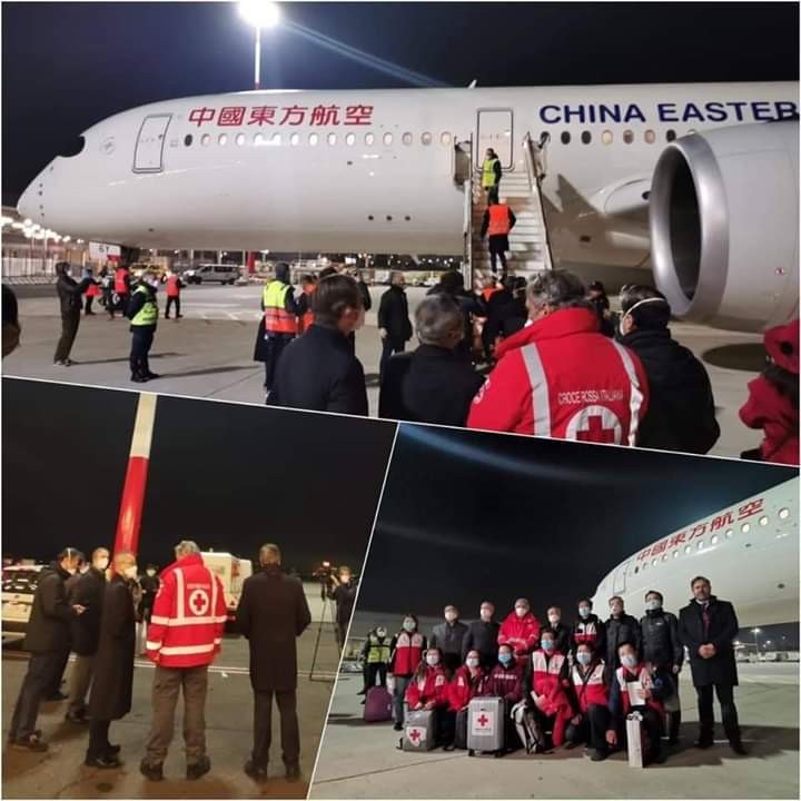 الصين تمد يد العون لإيطاليا, طائرة معونات صينية تصبل برفقة طاقم طبيّ مختص.