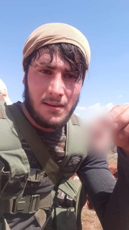 بالفيديو .. مجرمو أردوغان يمثلون بجثة طيار سوري أسقطت تركيا طائرته الحربية