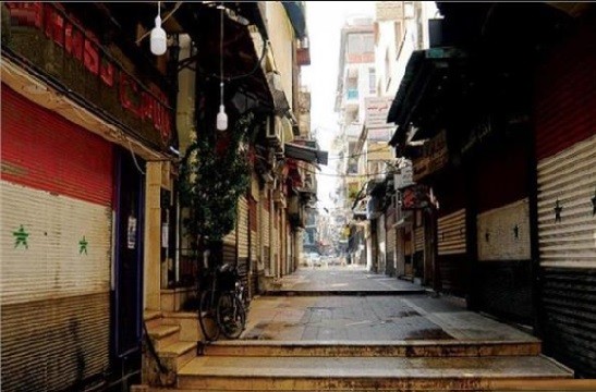 شرطي سوري يوبّخ أحد المخالفين لقرار حظر التجول