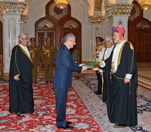 سلطان عُمان يستقبل السفير السوري الجديد ويتقبل أوراق اعتماده