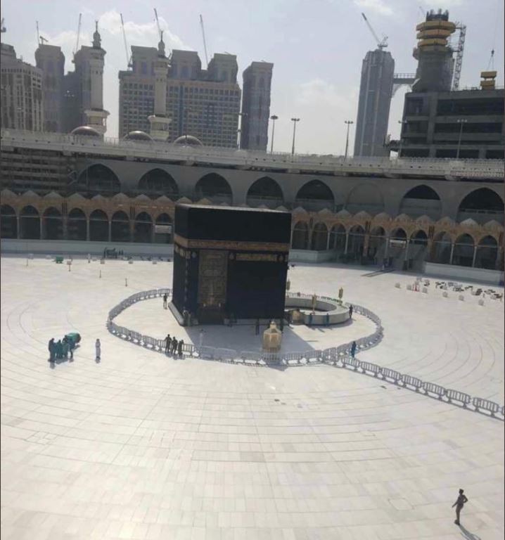 شاهد بالفيديو والصور الحرم المكي خالي تماماً للمرة الأولى في التاريخ