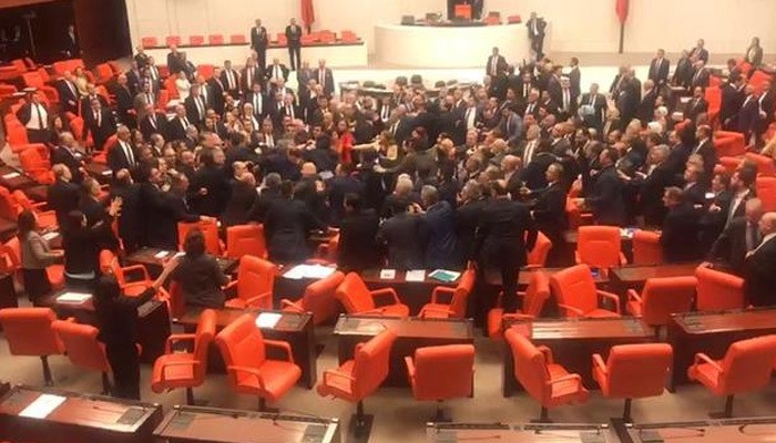 برلمان أردوغان …. تمرين على الحرب الأهلية في تركيا