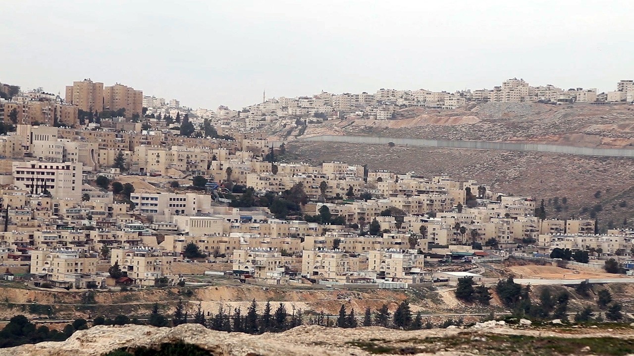 بالفيديو تطبيق حظر التجول في بلدة حزما بالقدس المحتلة  بسبب 