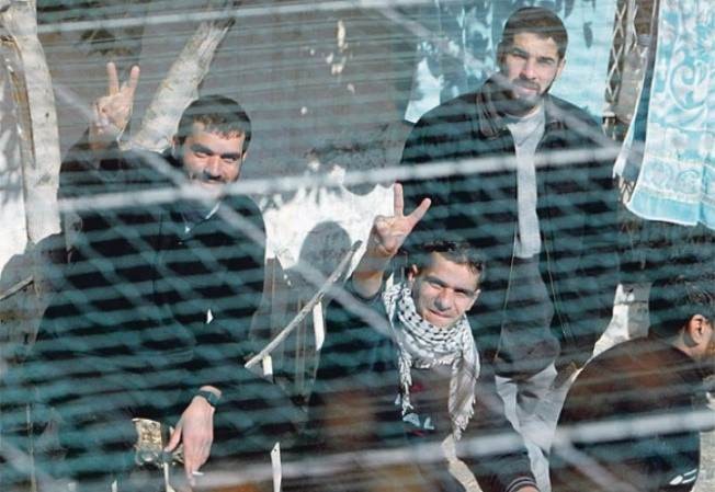 نداء عاجل للتحرك والتضامن مع الاسري والمعتقلين الفلسطينيين المضربين عن الطعام في سجون الاحتلال.