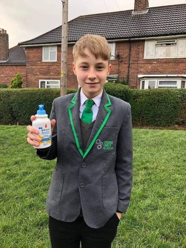 من الطرئف, بسبب فيروس كورونا, قام تلميذ  بريطانيّ ببيع رشة معقم لزملائه فعاقبته مدرسته..