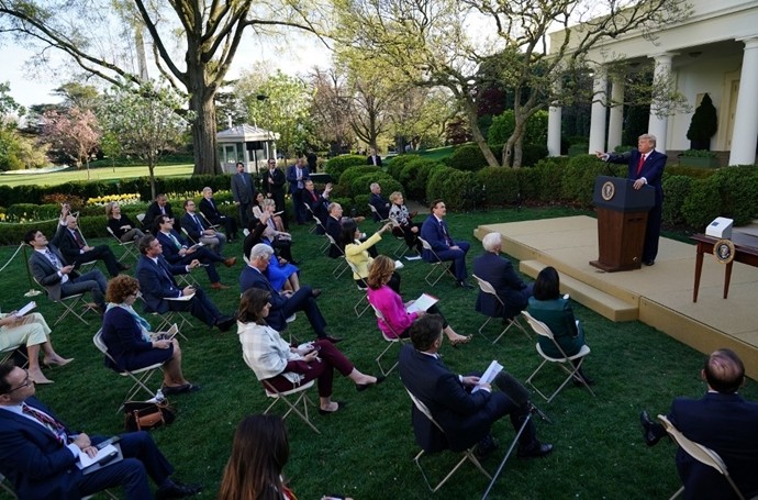 كتب حسني محلي: فيروس ترامب.. من حفر حفرةً لأخيه وقع فيها