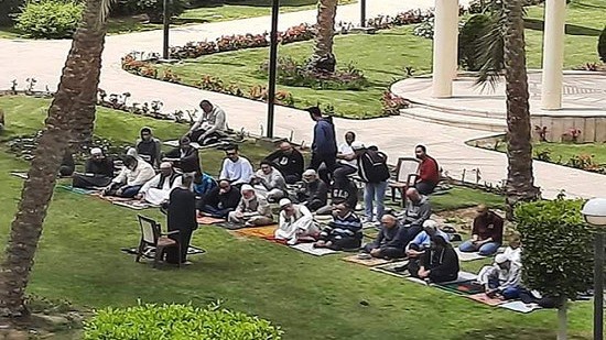 في مدينة القاهرة,  رغم الحظر.. أقاموا صلاة الجمعة في الخلاء فاعتقلتهم الشرطة..