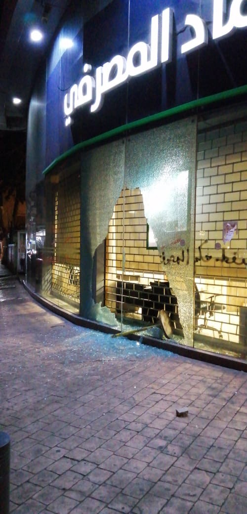 فيديو ..احتجاجات ليلية عنيفة في طرابلس واعتداءات على الأملاك الخاصة والعامة وسط حالة من الفلتان الأمني