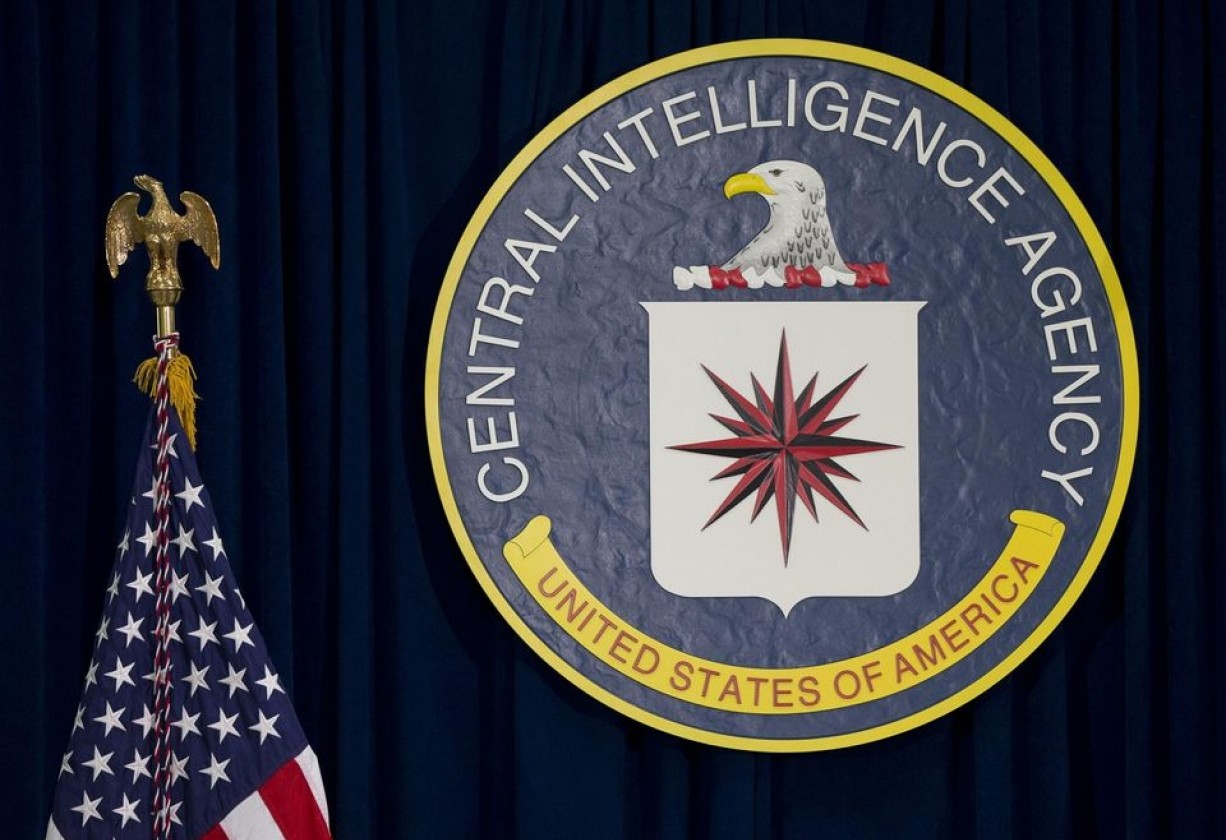 كشف المستور.. مسؤول رفيع في الـ CIA يفضح ترامب