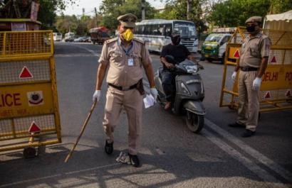 بالفيديو .. بطريقة مضحكة ومرعبة هكذا تكافح الهند فيروس 