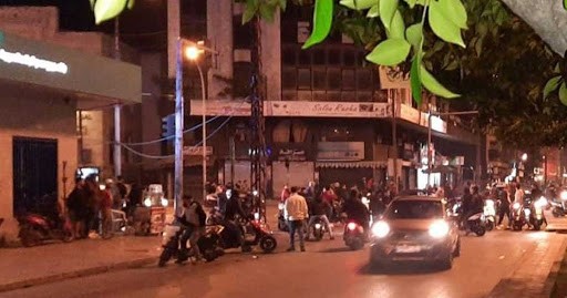 التظاهرات تعم لبنان ليلاً ..احراق للمصارف وتحطيم الأملاك العامة وحاكم مصرف لبنان: ألتزم القانون