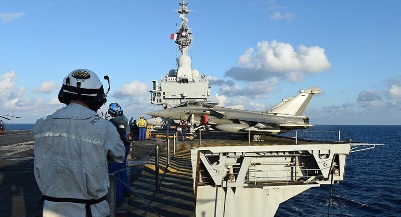 أكثر من ثلث طاقم حاملة الطائرات الفرنسية شارل ديغول يحملون فيروس كورونا المستجد.