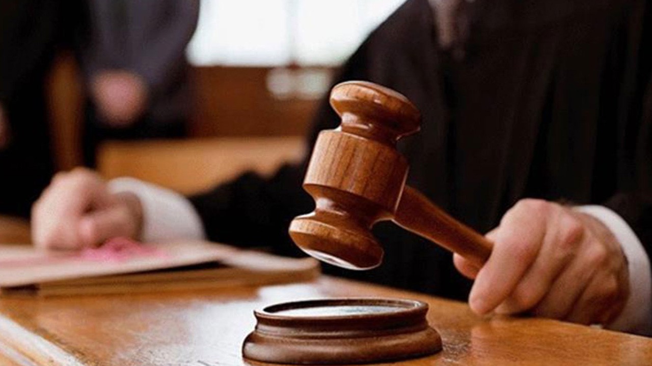 قاضٍ ايراني يحكم على نفسه بالسجن والغرامة..