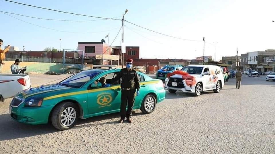 حظر التجول يدفع بالشرطة العراقية لزف عروسين في الديوانية ..فيديو