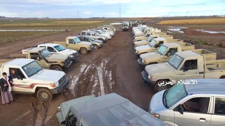 بالفيديو.. عضو المجلس السياسي الأعلى في اليمن أبو أحمد الحوثي يقود  احدى الغنائم, امريكية الصنع سعودية المال ويمنية فيما بعدا