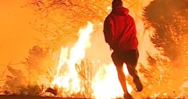 بالفيديو. شاهدو. مظاهرات غاضبة وأبنية تحترق وتنهار في أمريكا رداً على جريمة الشرطة التي اودت بحياة أمريكي من اصول أفريقية