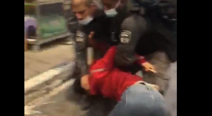 فيديو .. الاحتلال الإسرائيلي يسحل ويضرب ويعري أجزاء من جسد فتاة فلسطينية وشقيقها أثناء اعتقالهما