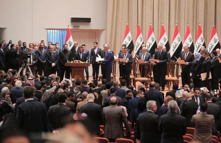 الكاظمي يؤدي اليمين الدستوري بعد تصويت لبرلمان العراقي وتعليق لافت من طهران وحزب الله