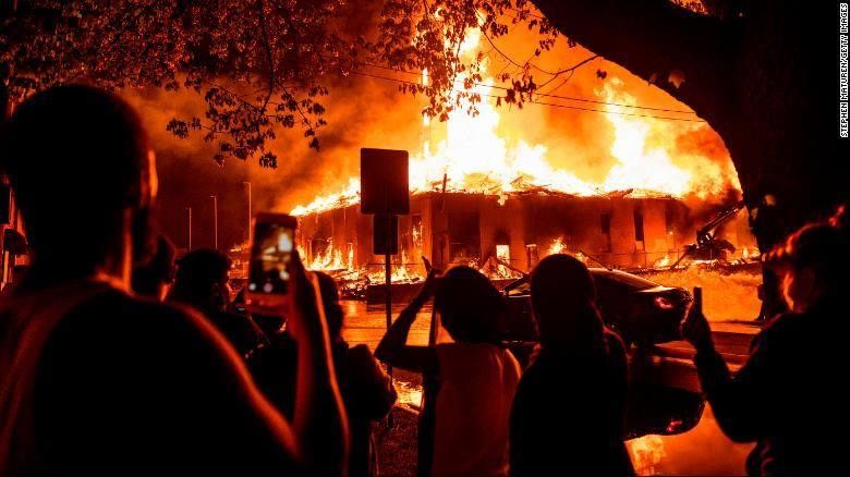 مظاهرات عارمة تجتاح المدن الامريكية احتجاجاً على جريمة اعدام 