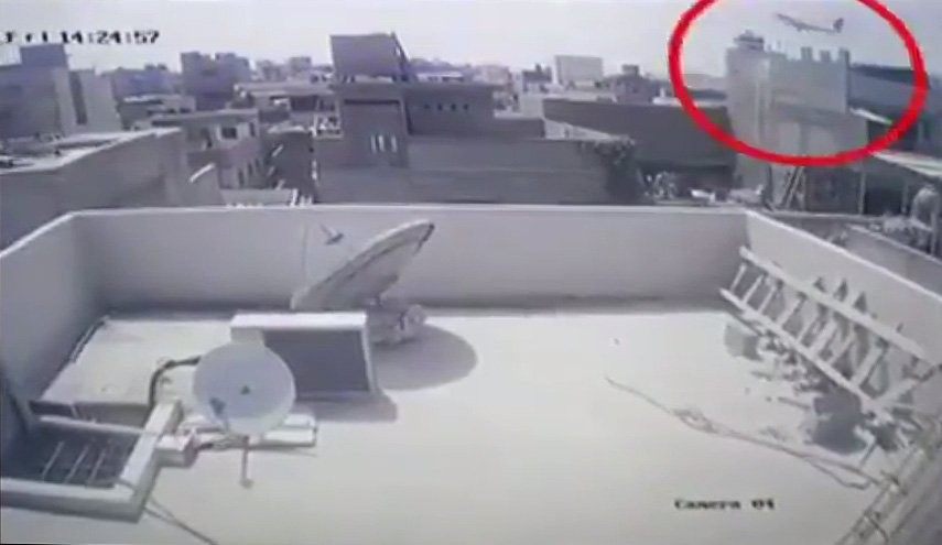 فيديو ..لحظة سقوط الطائرة الباكستانية فوق منطقة سكنية في كراتشي