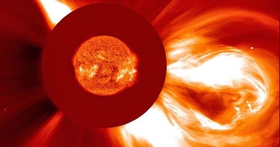 العاصفة الشمسية التي ضربت الارض بالامس وفق ظاهرة نادرة تسمى 