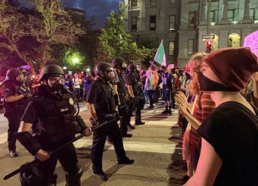 وأخيرا بعد جريمته البشعة باربعة أيام أمريكا  العنصرية تضطر لاعتقال الشرطي قاتل الأمريكي الأسمر جورج فلويد في مينيابوليس