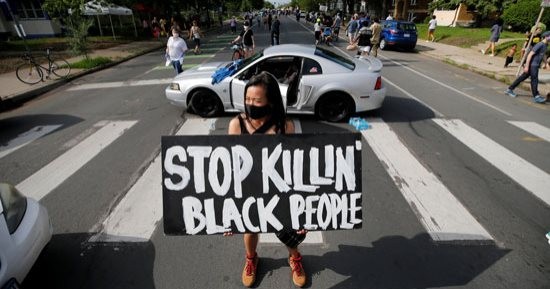 الفيديو الذي هز العالم ولم يهتز له ترامب.. مقتل أمريكي أفريقي خنقاً على يد شرطيّ عنصريَ