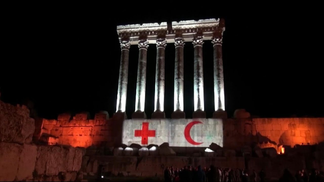 بالفيديو ..إضاءة معبد روماني في لبنان تكريماً للقطاع الصحي