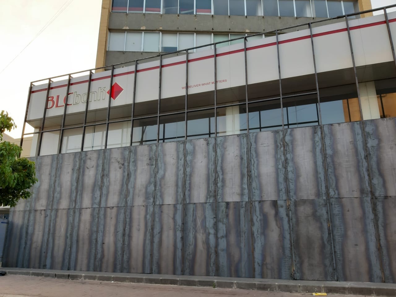 جدران حديدة لحماية مصارف صيدا اللبنانية