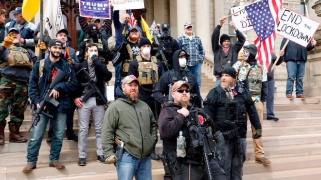 فيديو .. أعلام ترامب وشعارات نازية وأسلحة في مظاهرات أميركية تطالب برفع الحظر الصحي
