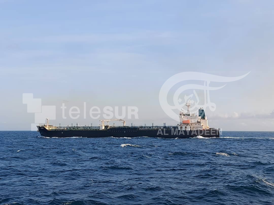 بالفيديو والصور وصول المشتقات النفطية لفنزويلا وناقلتيّ نفط  ايرانيتان تمخران اعالي البحار في طريقهما الى الصين.