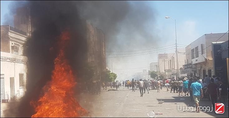 شاهد بالفيديو.. اعتصامات تطاوين في تونس احتجاجا على تردي الأوضاع المعيشية تتحول إلى مواجهات مع قوات الأمن