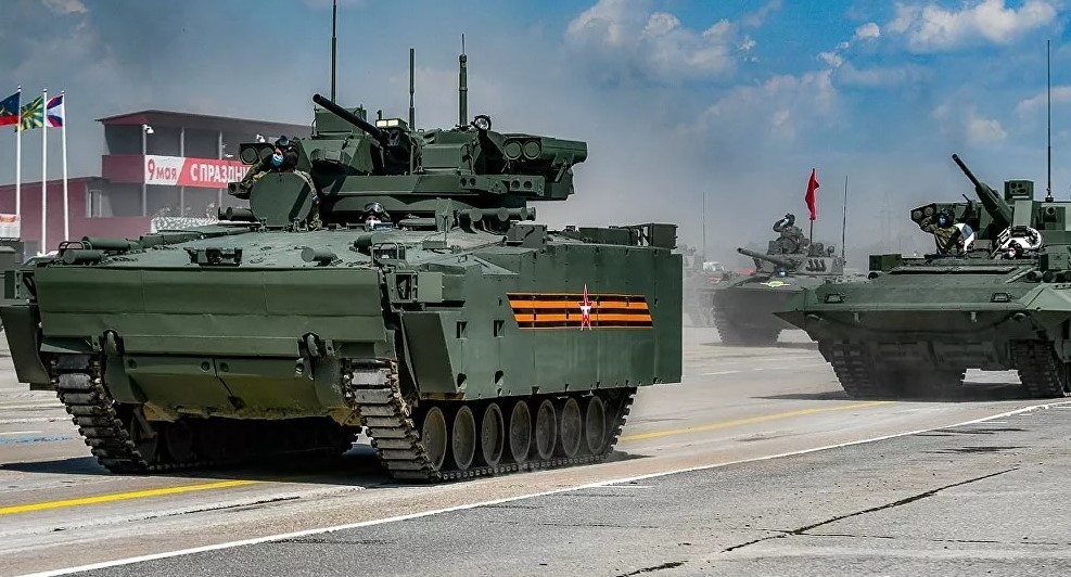 شاهد بالفيديو.. روسيا تنقل معدات عسكرية إلى موسكو للمشاركة بالعرض العسكري السنوي