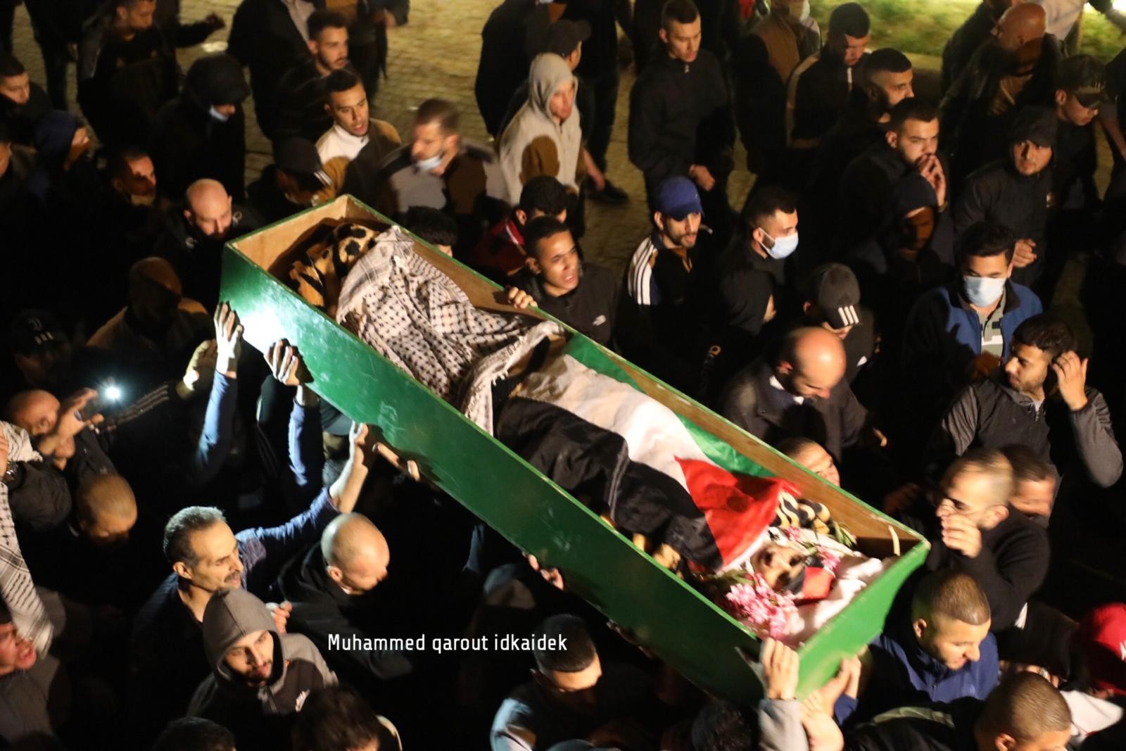 تشييع جثمان الشهيد اياد الحلاق في القدس ليلاً بمشاركة واسعة من الجمهور المقدسي.