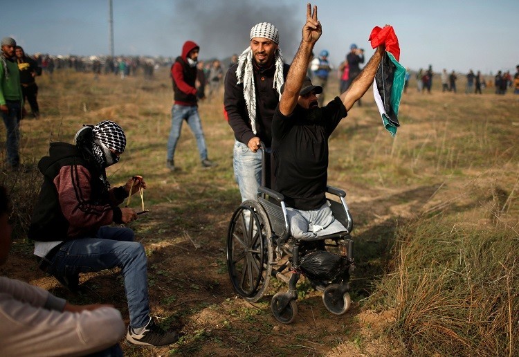 قتل مقعد في أمريكا يذكر بقتل مقعد في فلسطين,, اجرامٌ تقشعر له الأبدان. العدو واحد.فيديو