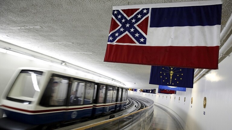 تعرف على آخر ولاية أمريكية تزيل شعار الكونفدرالية عن علمها.!