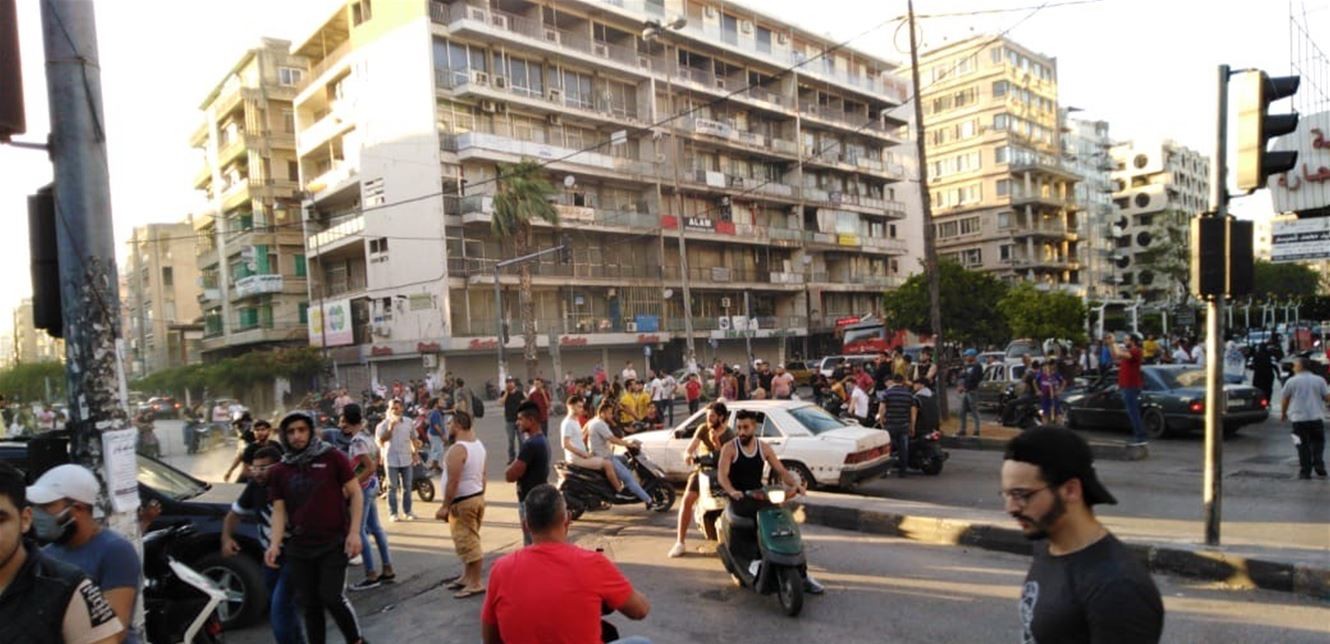 اعتصامات تعم مناطق في لبنان بعد تخطي الدولار عتبة الــ7000...ودعوات للإضراب العام غداً