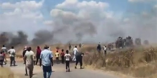 أهالي قرية خربة بنيان بريف الرميلان يعترضون رتلا لآليات عسكرية لقوات الاحتلال الأمريكي بريف الحسكة