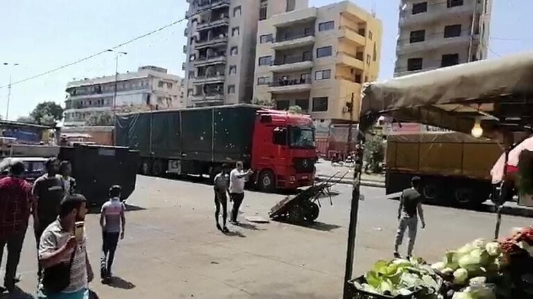 بالفيديو لبنانيون يحرقون شحنات غذائيه ومازوت متجهة الى سوريا