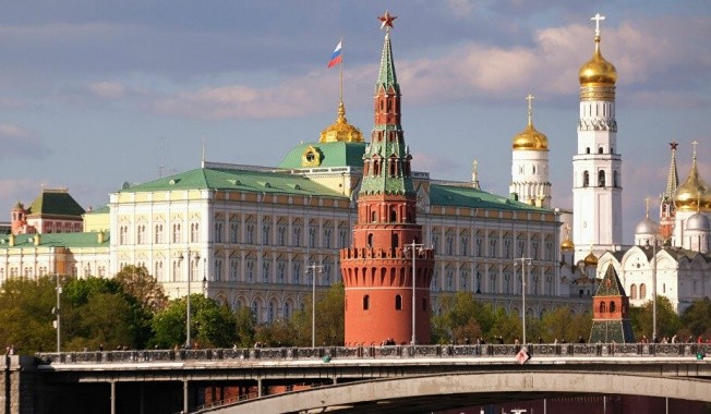 الکرملین يعلن عن عقد مباحثات روسية إیرانیة ترکیة غداً حول سوریا