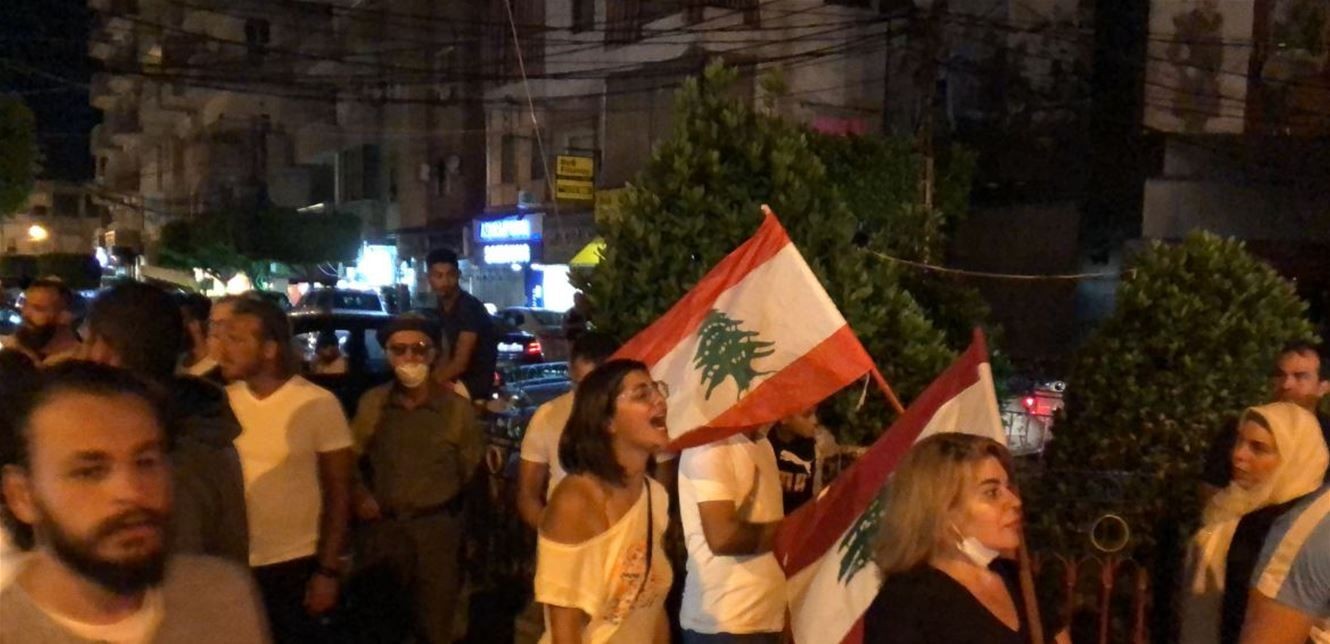 اللبنانيون يخرجون الى الساحات والشوارع للإحتجاج على ارتفاع الأسعار والدولار,