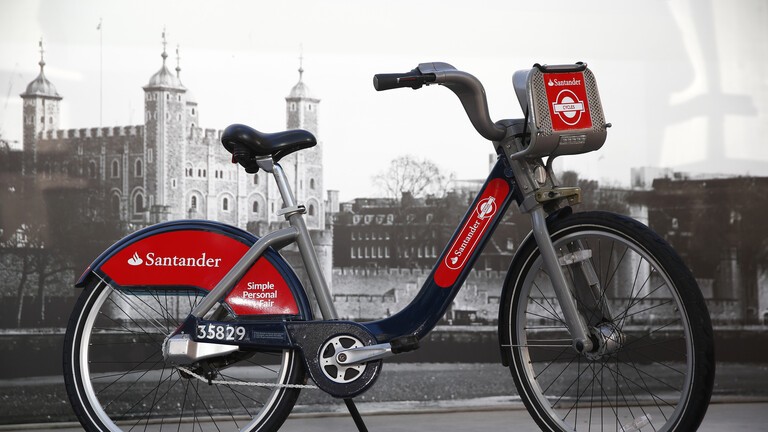 الحكومة البريطانية تتعهد بإنفاق مبالغ ضخمة للتحول عن قيادة السيارات إلى الدراجات والمشي.. والسبب