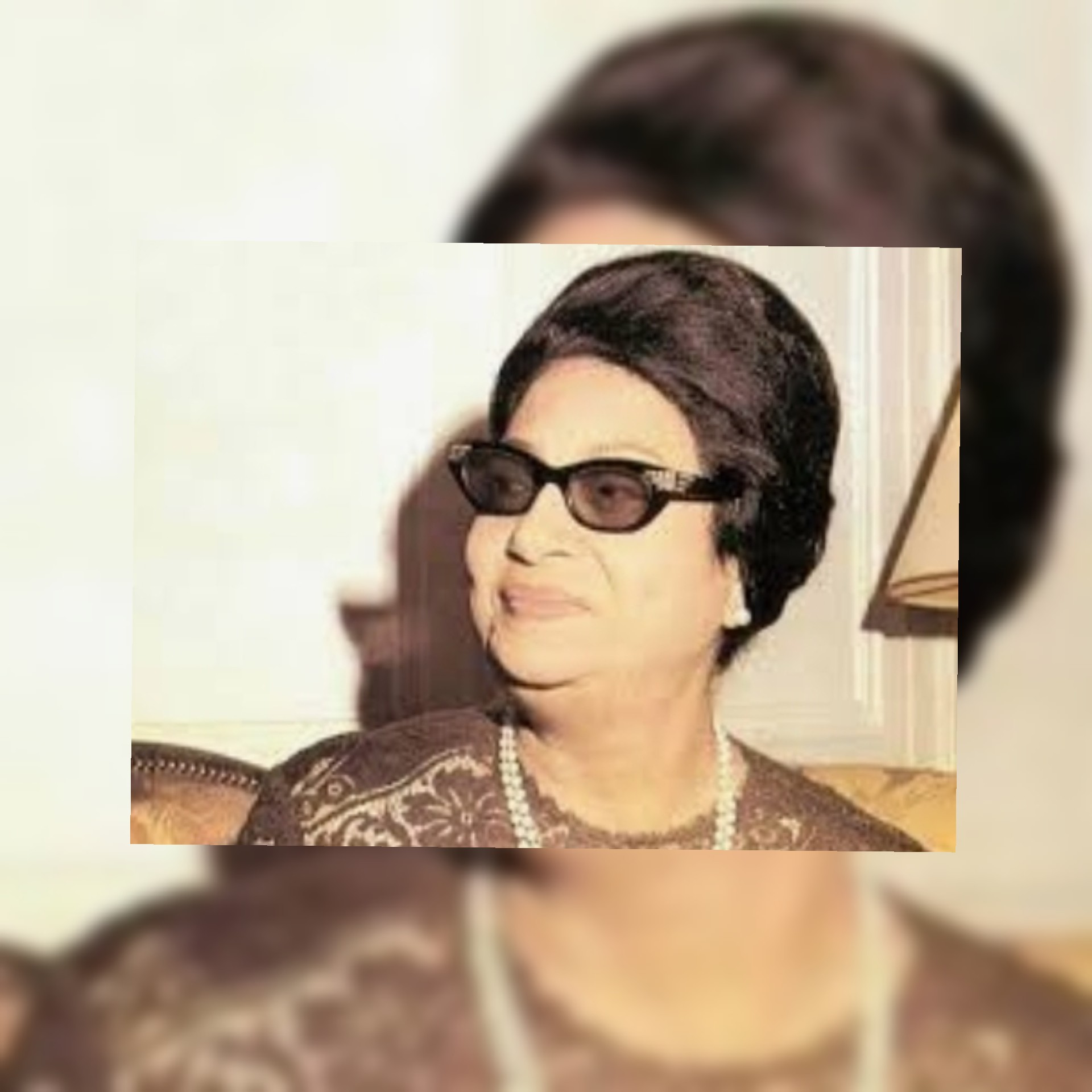 تسجيل صوتي إذاعي نادر لام كلثوم يُظهر خفة دمها وهي تقرأ قصيدة ثورة الشك