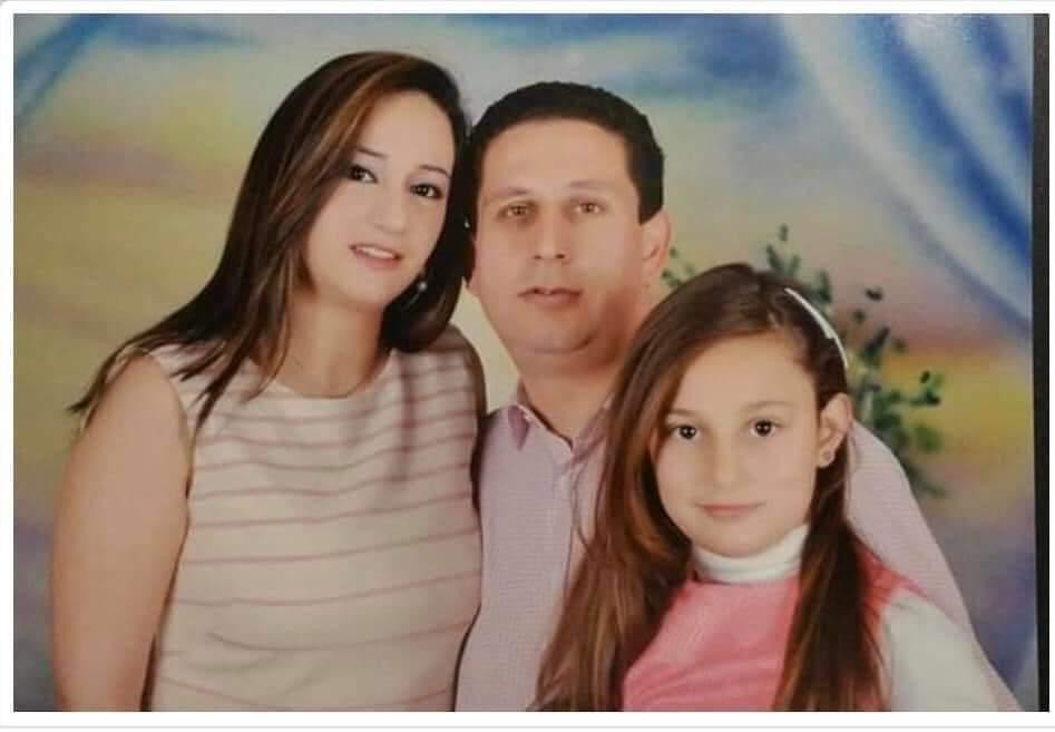 بعد اعتقال امها اليوم فجراً وابيها سابقاً.. بقيت الطفلة الفلسطينية ميس وحيدة.