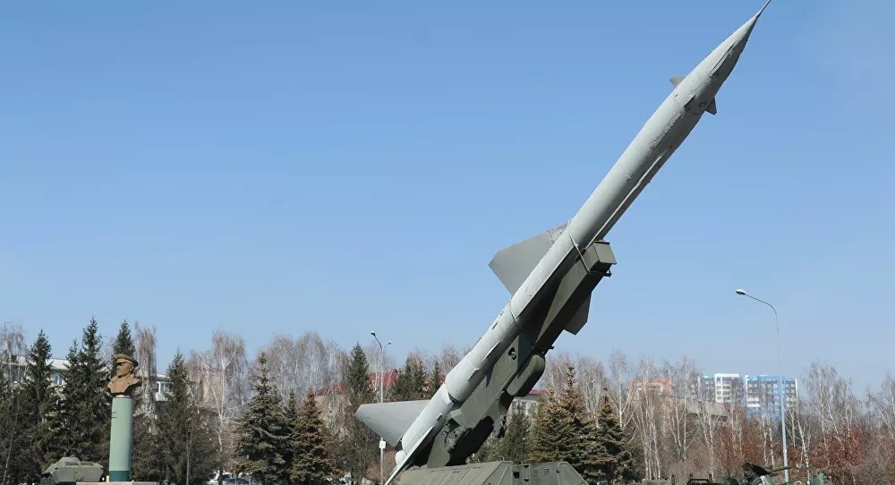 صاروخ أرض-جو إس-75 الروسي دفن قاذفة القنابل B-58 Hustler الأمريكية