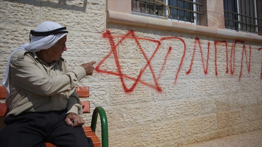 المستعمرون الصهاينة يصعدون اعتداءاتهم على المساجد ويغطونها ب